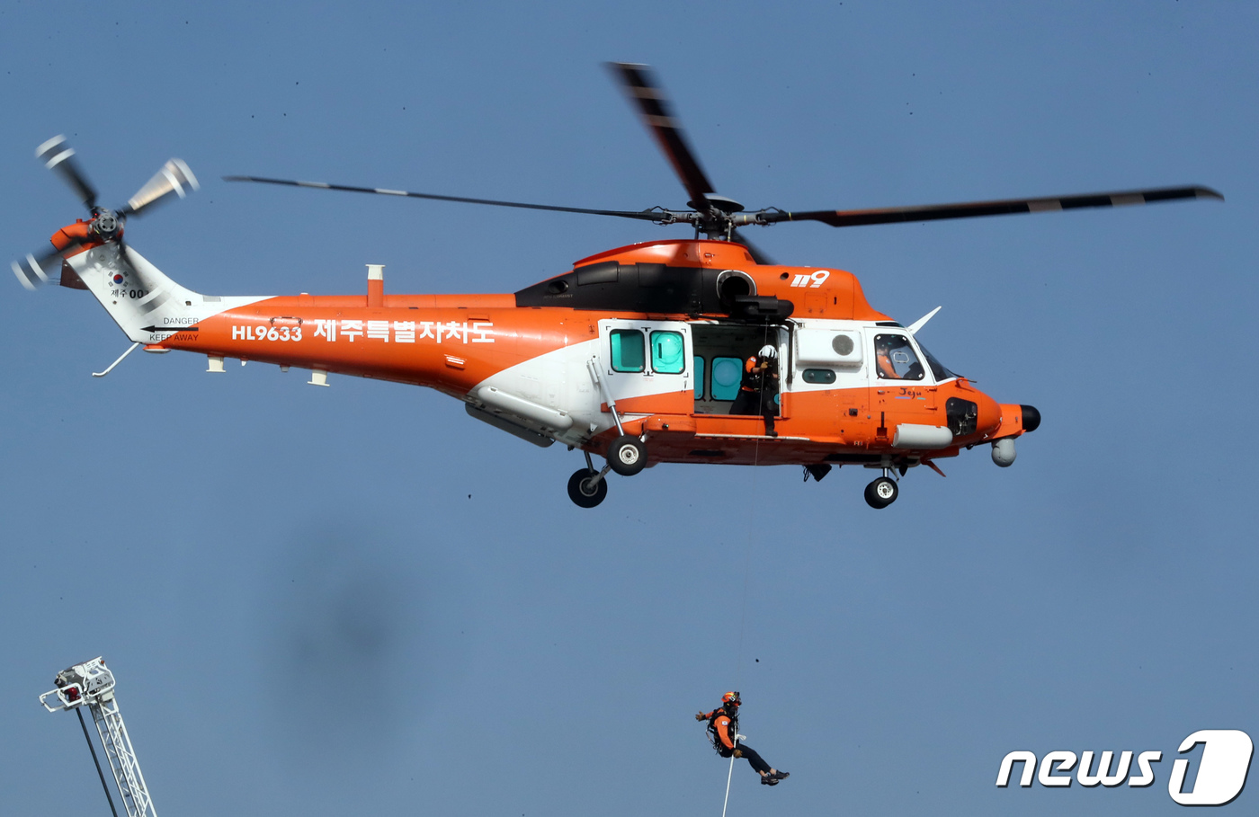 25일 제주 구좌읍 김녕리 임야에서 불이 2시간여만에 진화됐다. 사진은 지난해 6월 제주소방항공대 출범 후 처음으로 화재현장에 투입된 다목적 소방헬기 한라매..2019.11.1/뉴스1 © News1