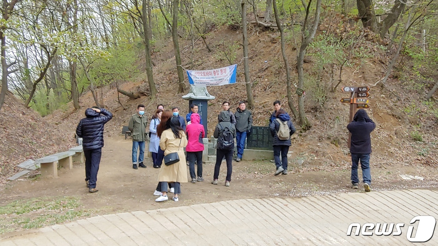 용인시 직원들이 명품 순례길 조성을 위해 애덕고개 일원을 답사하는 모습.(용인시 제공) © News1
