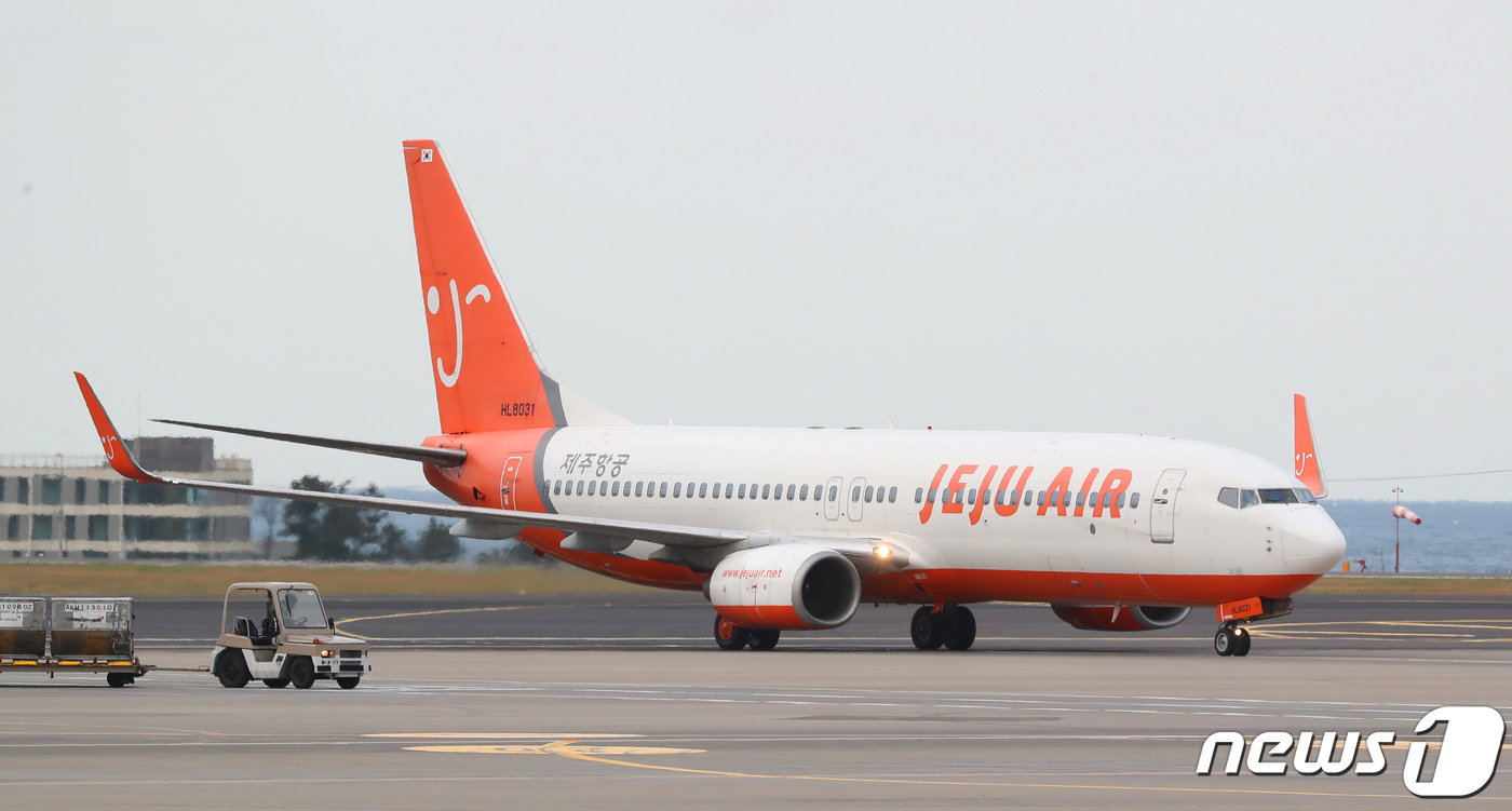제주국제공항에서 제주항공 항공기가 이동하고 있다.2019.12.19/뉴스1 © News1 오현지 기자