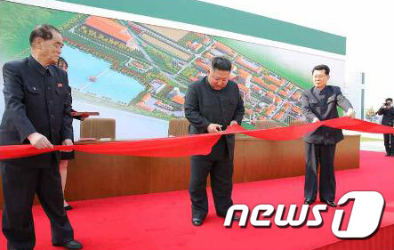 김정은 북한 국무위원장이 노동절인 1일 순천린(인)비료공장 준공식에 참석했다고 노동당 기관지 노동신문이 2일 1면에 보도했다. 김 위원장의 공개 활동은 20일 만으로 이번 보도로 그동안 제기됐던 '건강이상설'도 가라앉을 것으로 보인다. 사진은 준공 테이프를 끊고 있는 김 위원장. [국내에서만 사용가능. 재배포 금지. DB 금지. For Use Only in the Republic of Korea. Redistribution Prohibited]rodongphoto@news1.kr