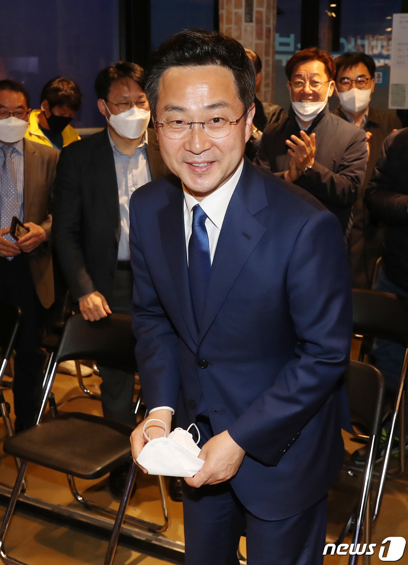 박성준 더불어민주당 중구성동구을 후보가 16일 새벽 서울 중구에 마련된 선거사무소에서 제21대 국회의원선거 당선이 유력해지자 지지자들의 환호를 받고 있다. 2020.4.16/뉴스1 © News1 민경석 기자