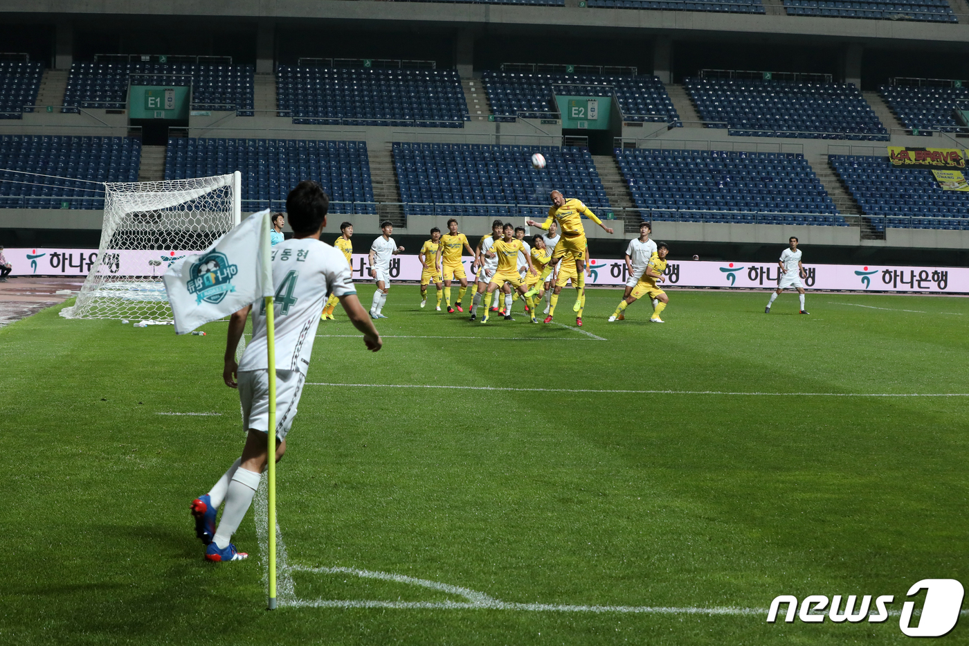 9일 오후 광주 서구 광주월드컵경기장에서 열린 하나원큐 K리그1 2020 1라운드 광주FC와 성남FC 경기에서 광주 펠리페가 성남의 코너킥을 막아내고 있다. 2020.5.9/뉴스1 © News1 한산 기자