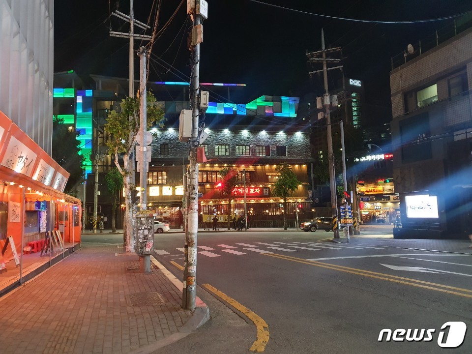 13일 오후 10시쯤 홍익대학교 삼거리의 헌팅포차 앞이 한산한 모습이다. © 뉴스1/정혜민 기자