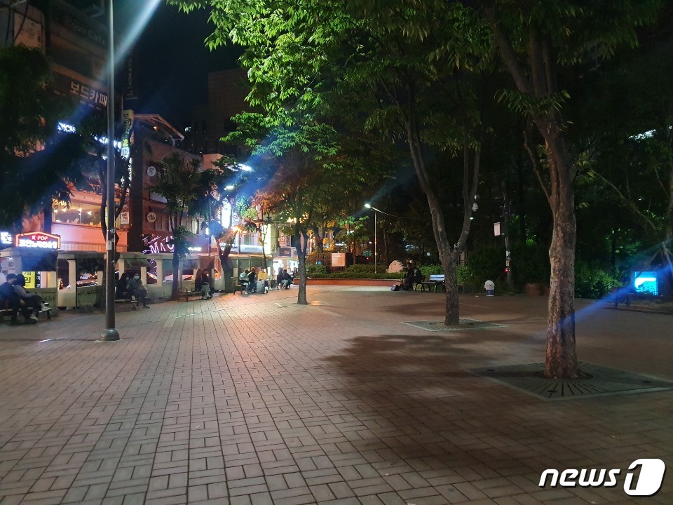 13일 오후 10시 서울 마포구 홍익문화공원 앞. 평소와 달리 사람과 쓰레기가 없어 텅 빈 모습니다. © 뉴스1/정혜민 기자