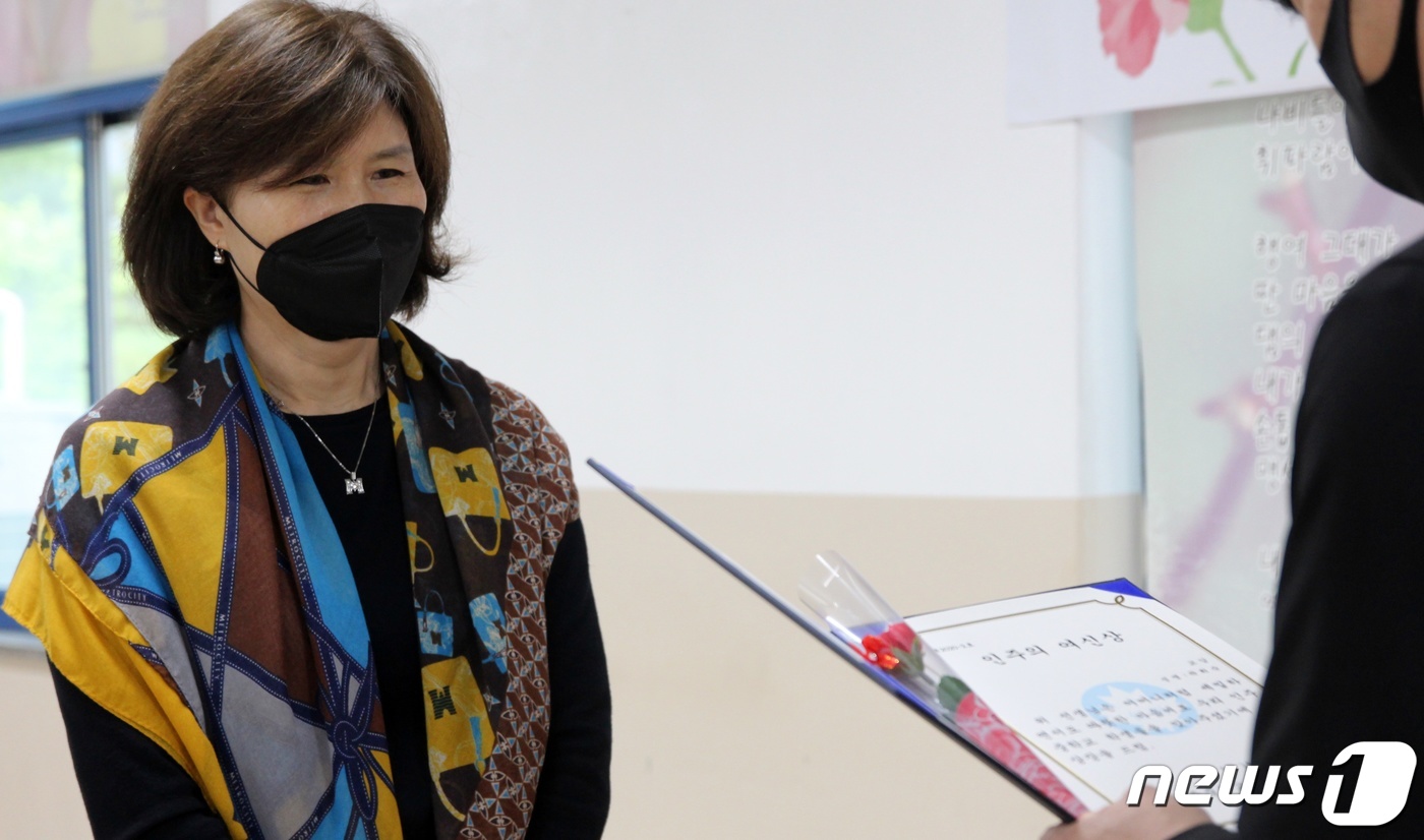 15일 낮 12시께 인천 인주중학교에서 열린 스승의날 '교육공동체' 자리에서 이 학교 곽희숙 교감이 학생들이 준비한 '인주의 여신상'을 받고 있다.2020.5.15/뉴스1 © News1 박아론 기자