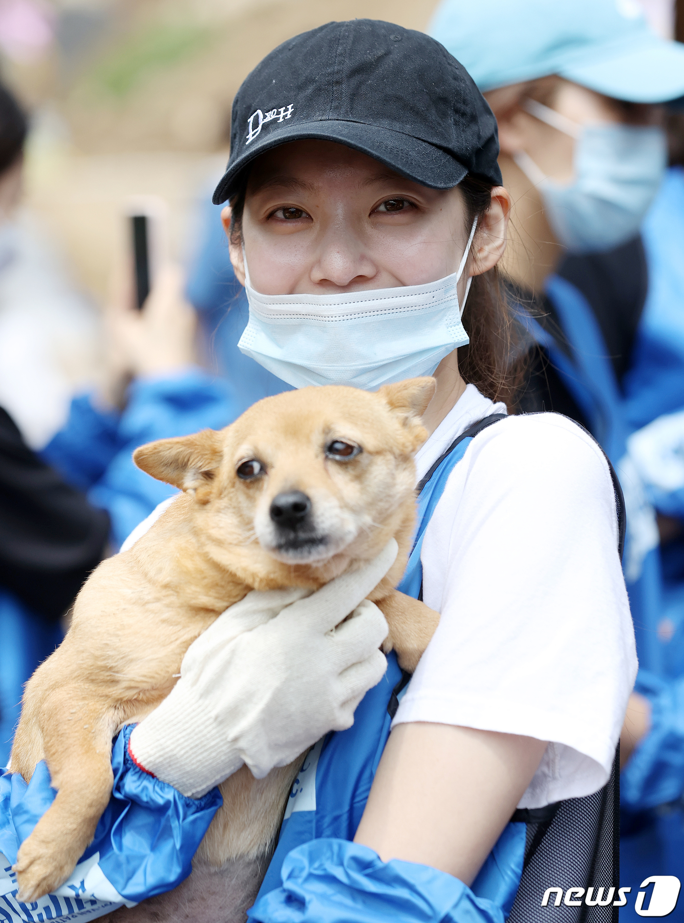 배우 공승연이 17일 경기도 포천시 유기동물보호소에서 유기견과 포즈를 취하고 있다. 2020.5.17/뉴스1 © News1 김진환 기자
