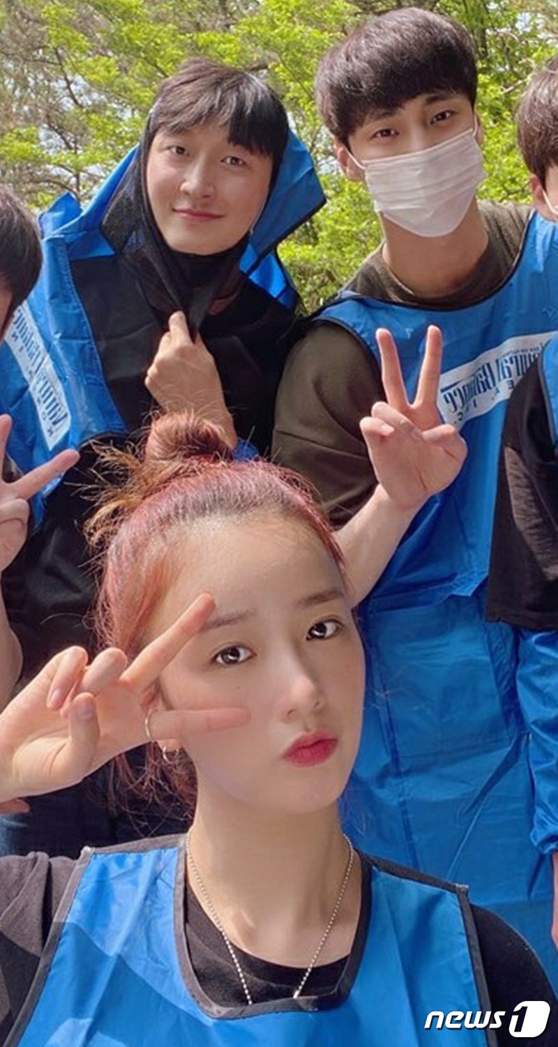 장준현과 이태환, 윤보미는 17일 경기도 포천시 유기동물보호소에서 봉사활동을 진행했다. © 뉴스1