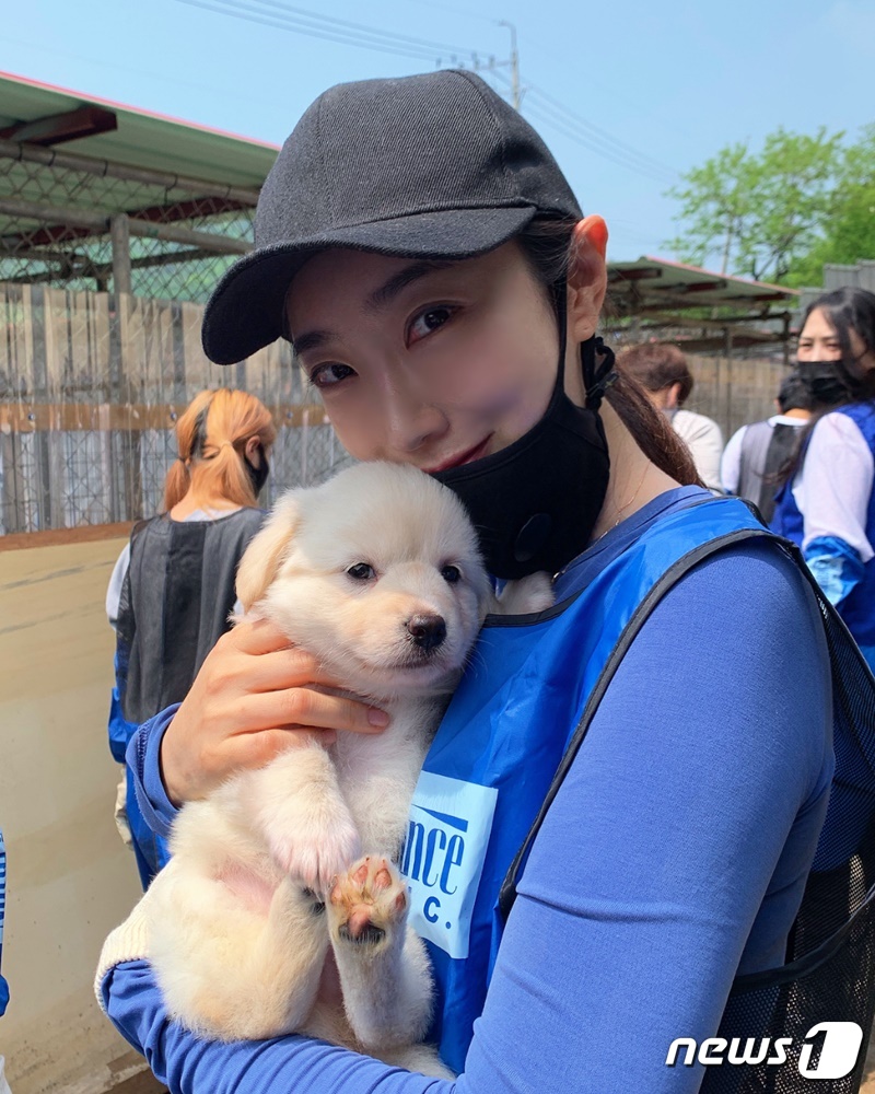 배우 장민영은 17일 경기도 포천시 유기동물보호소에서 봉사활동을 진행했다. © 뉴스1
