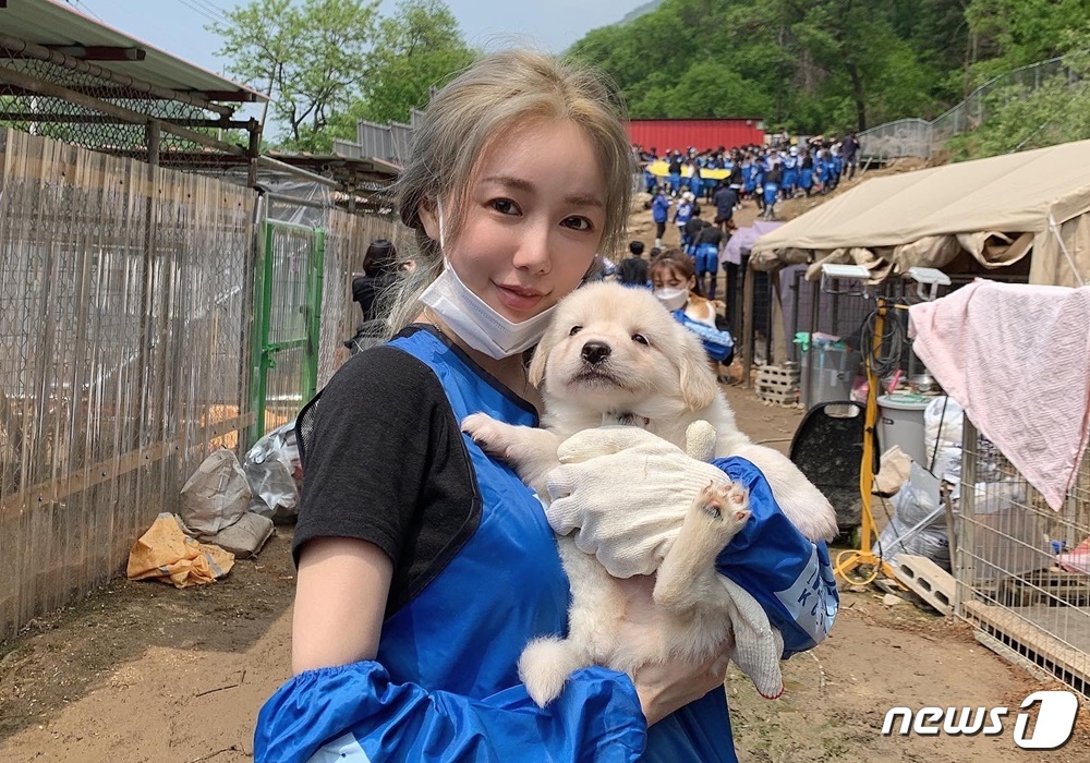 모델 권정아는 17일 경기도 포천시 유기동물보호소에서 봉사활동을 진행했다. © 뉴스1