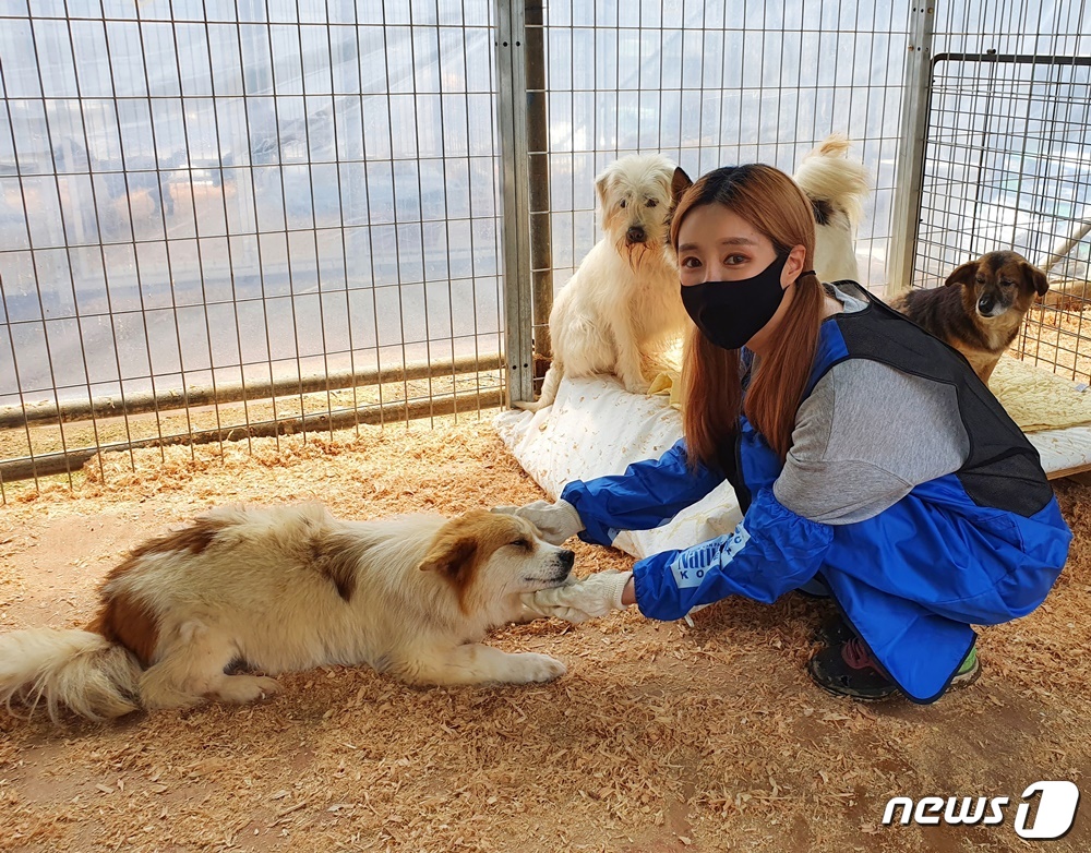 뮤지컬배우 이지유는 17일 경기도 포천시 유기동물보호소에서 봉사활동을 진행했다. © 뉴스1