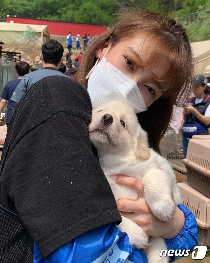 배우 황혜인은 17일 경기도 포천시 유기동물보호소에서 봉사활동을 진행했다. © 뉴스1