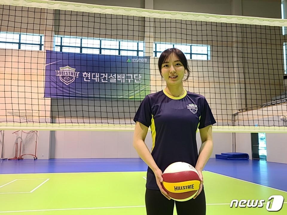여자 프로배구 현대건설 유니폼을 입게 된 세터 이나연. © 뉴스1