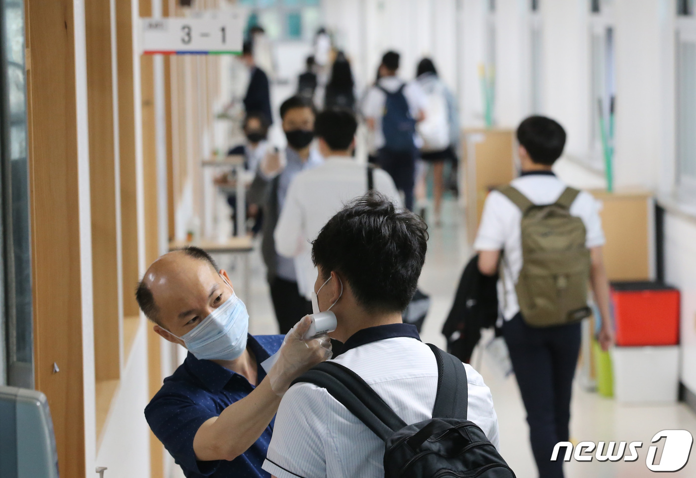 고등학교 3학년 학생들의 등교가 시작된 지난 20일 오전 대전 전민동 전민고등학교에서 학생들이 발열검사를 받고 입실하고 있다. 신종 코로나바이러스 감염증(코로나19) 여파로 80일 만에 학생들의 등교 개학이 이뤄졌다. 2020.5.20/뉴스1 © News1 김기태 기자