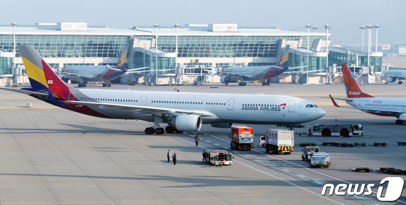신종 코로나바이러스 감염증(코로나19) 확진자 급증으로 한국발 입국을 막거나 제한 조치를 내린 국가가 96곳으로 확대되면서 국내 항공업계가 사실상 '개점 휴업' 상태에 놓였다. 6일 오전 인천국제공항 계류장에 국내 항공기들이 줄지어 서있다. 2020.3.6/뉴스1 © News1 박지혜 기자