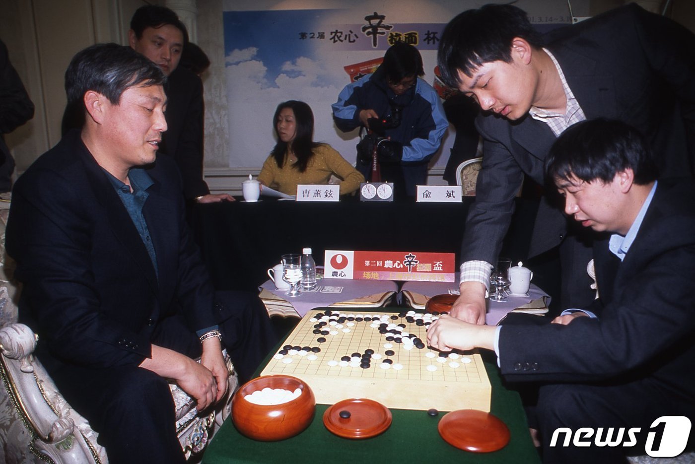 2001년 제2회 농심신라면배에서 맞붙었던 조훈현과 위빈. (한국기원 제공) © 뉴스1