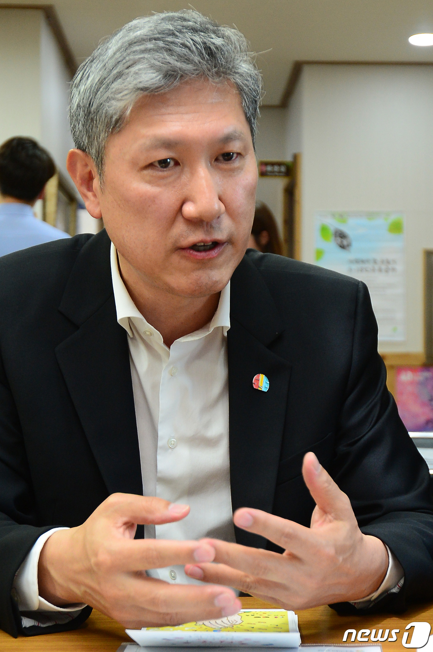 노태우 전 대통령 장남 재헌씨가 29일 오후 광주 남구 오월어머니집에서 김형미 사무총장과 대화 나누고 있다. 노씨는 상의에 5·18민주화운동 40주년 기념 '주먹밥 배지'를 달았다. 2020.5.29 /뉴스1 © News1 한산 기자