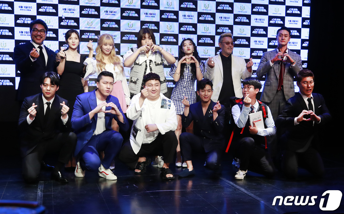1일 오전 서울 용산구 아이파크몰 팝콘 D스퀘어에서 열린 웹드라마 ‘내 상사는 백만 유튜버’(내상백유) 제작발표회에 참석한 드라마 주역들 포즈를 취하고 있다. 왼쪽 위부터 시계방향으로 김원종, 조소진, 꽃빈, 양수빈, 사라, 이병진, 김원효, 출발현수, 신홍재, 나태주, 킹기훈, 정재현, 강미래. ‘내상백유’는 실제로 백만 구독자를 보유하고 있는 유튜버들이 주연 배우로 출연, 대기업 홍보팀의 직원이 되어 제품을 홍보하고 회사 매출을 올리기 위해 고군분투하는 내용을 그린다. 2020.6.1/뉴스1 © News1 권현진 기자