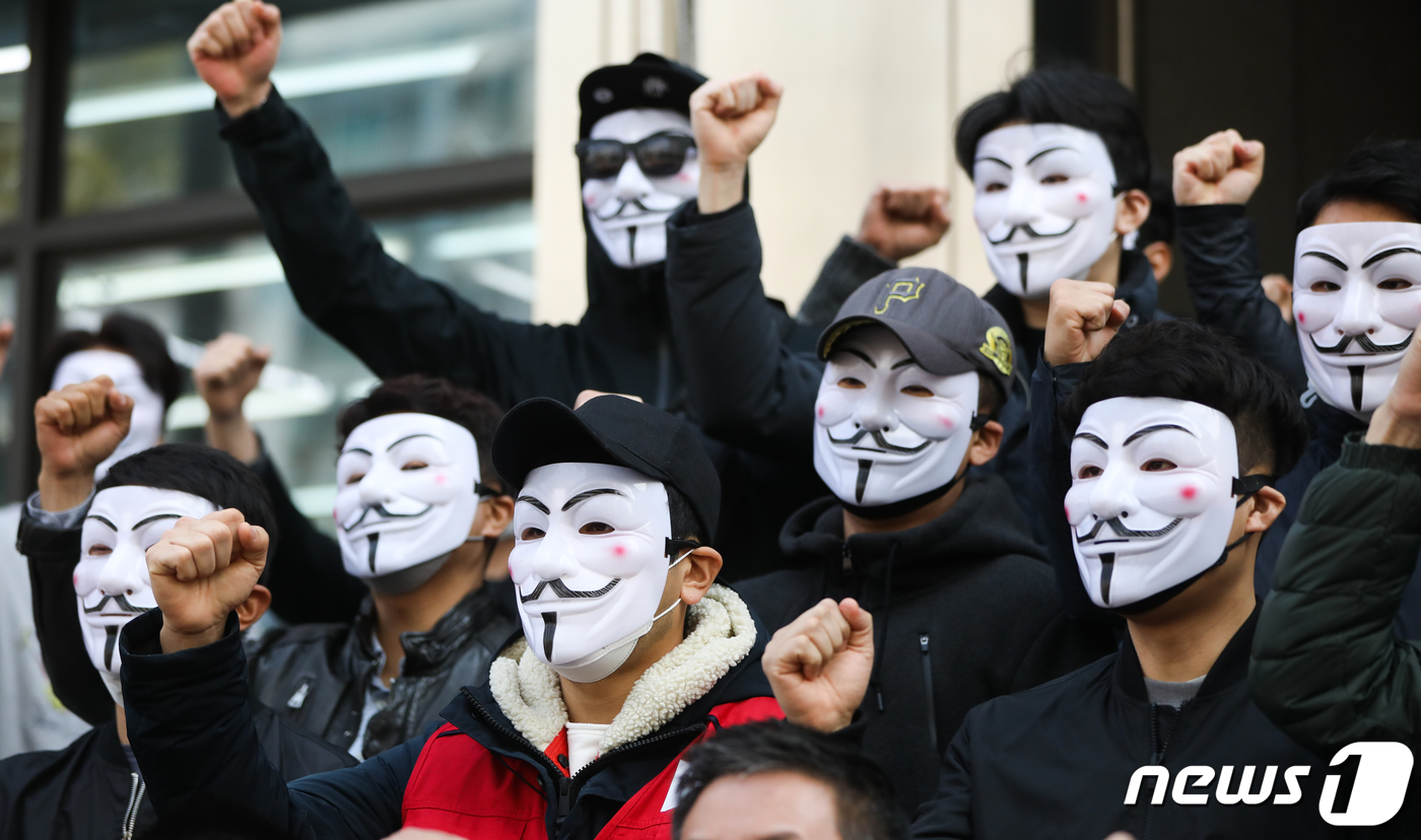 이스타항공 조종사노조가 27일 오전 서울 강서구 이스타항공 본사 앞에서 기자회견을 열고 정리해고 중단을 촉구하는 구호를 외치고 있다. 2020.4.22/뉴스1 © News1 허경 기자
