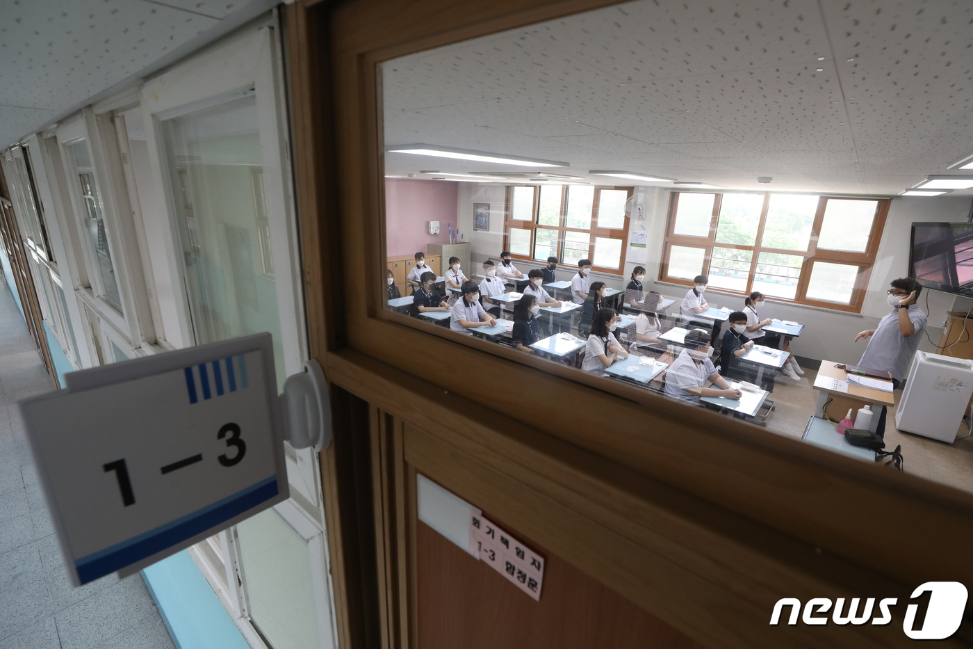 8일 오전 서울 노원구 중계중학교에서 마스크를 쓴 1학년 학생들이 수업을 듣고 있다. /뉴스1 © News1 이동해 기자