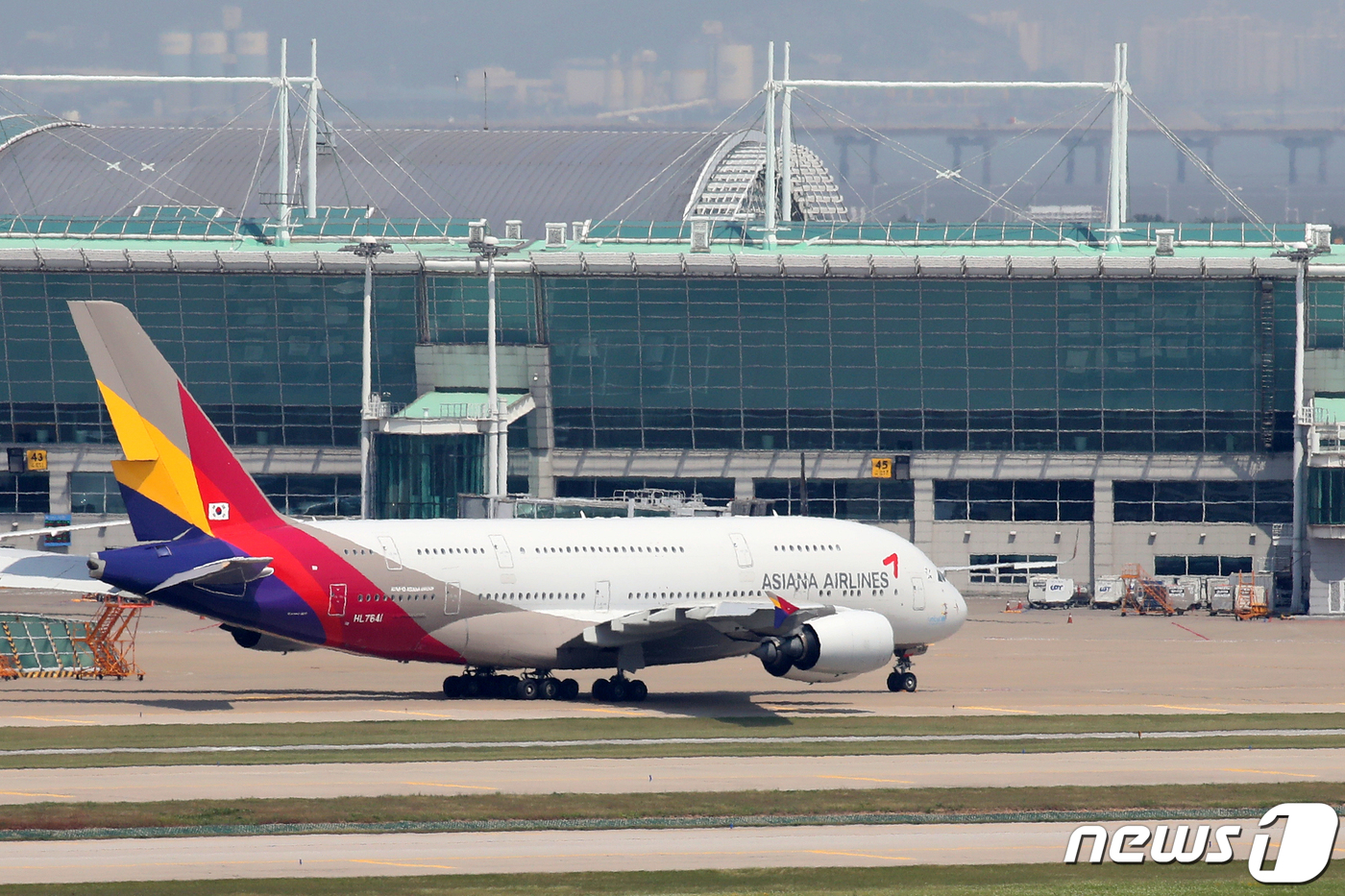 HDC현대산업개발이 아시아나항공 인수의지는 있지만 조건을 원점에서 재검토 해달라고 9일 산업은행 등 채권단과 매각 주체인 금호산업 등에 공식적으로 요청했다. 2020.6.9/뉴스1 © News1 이승배 기자