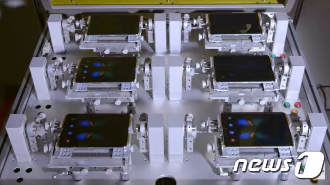 삼성전자 갤럭시폴드와 갤럭시Z 플립은 폴더블 디스플레이 수십만번 접기 테스트는 통과할 정도의 내구성은 갖췄지만, 긁힘에 약하다는 지적을 받기도 했다.(삼성전자 뉴스룸 갈무리) © 뉴스1