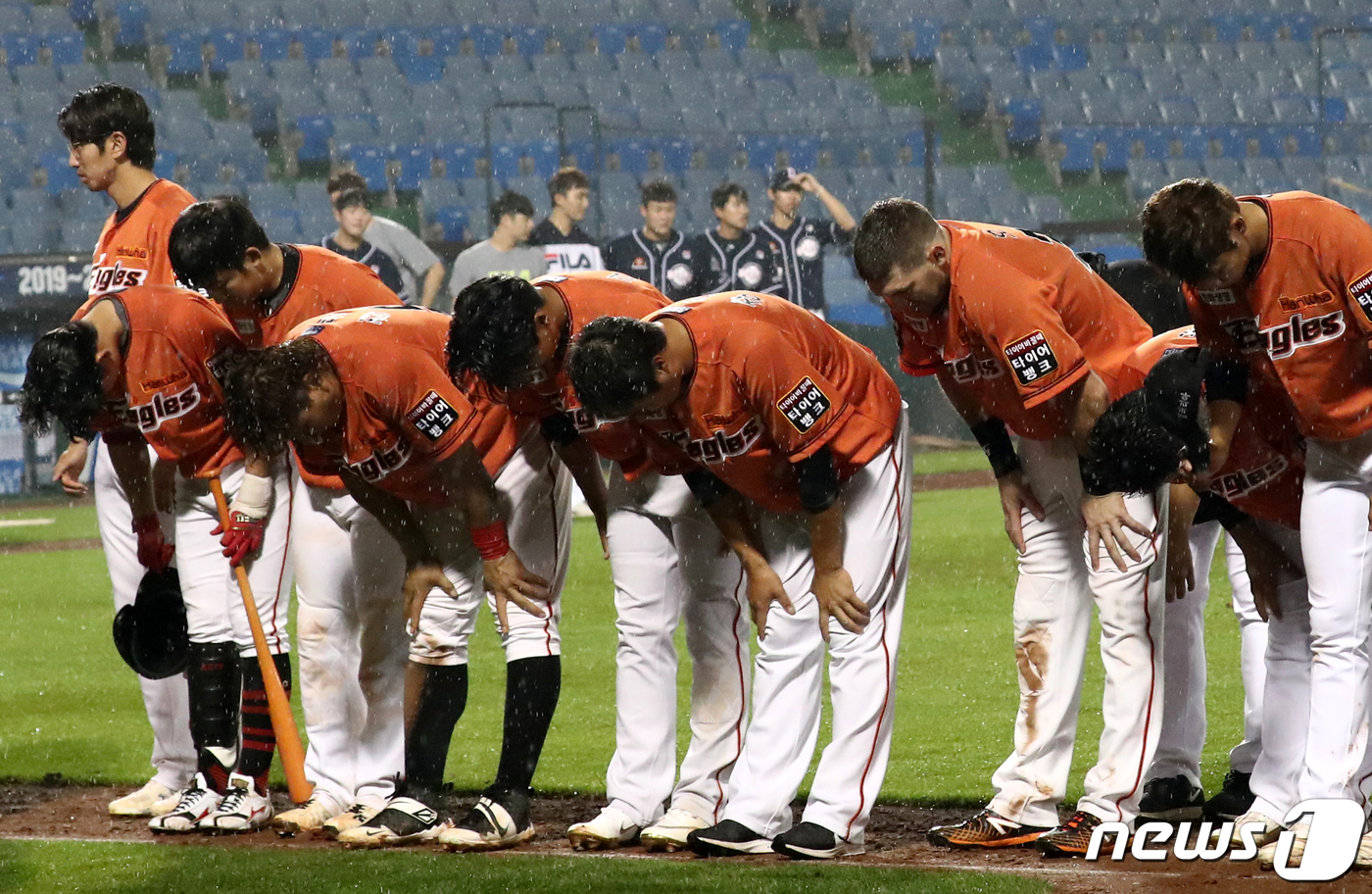 12일 오후 대전 중구 한화생명 이글스파크에서 열린 2020 프로야구 신한은행 SOL KBO리그 한화이글스와 두산베어스 경기에서 패배한 한화 선수들이 인사를 하고 있다. 2020.6.12/뉴스1 © News1 김기태 기자