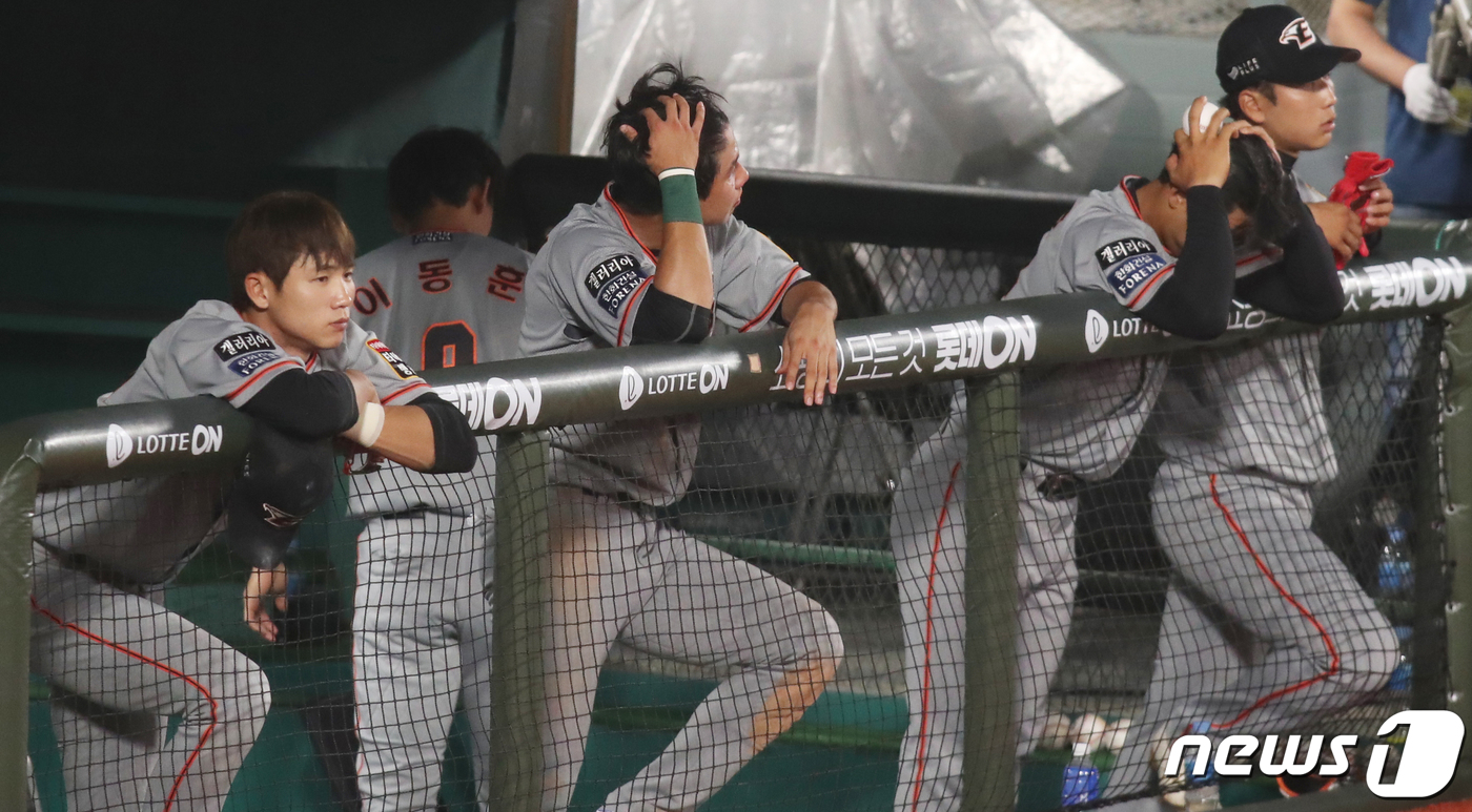 11일 오후 부산 사직야구장에서 열린 2020 프로야구 신한은행 SOL KBO리그 롯데 자이언츠와 한화 이글스 경기에서 5대0으로 패배한 한화 선수들이 고개를 숙인채 얼굴을 감싸고 있다. 2020.6.11/뉴스1 © News1 여주연 기자