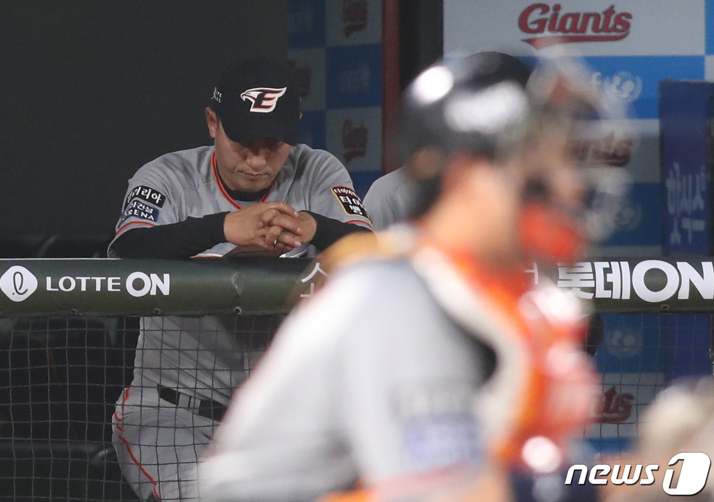 11일 오후 부산 사직야구장에서 열린 2020 프로야구 신한은행 SOL KBO리그 롯데 자이언츠와 한화 이글스 경기에서 4회말 한화 최원호 감독대행이 고개를 숙이고 있다. 2020.6.11/뉴스1 © News1 여주연 기자