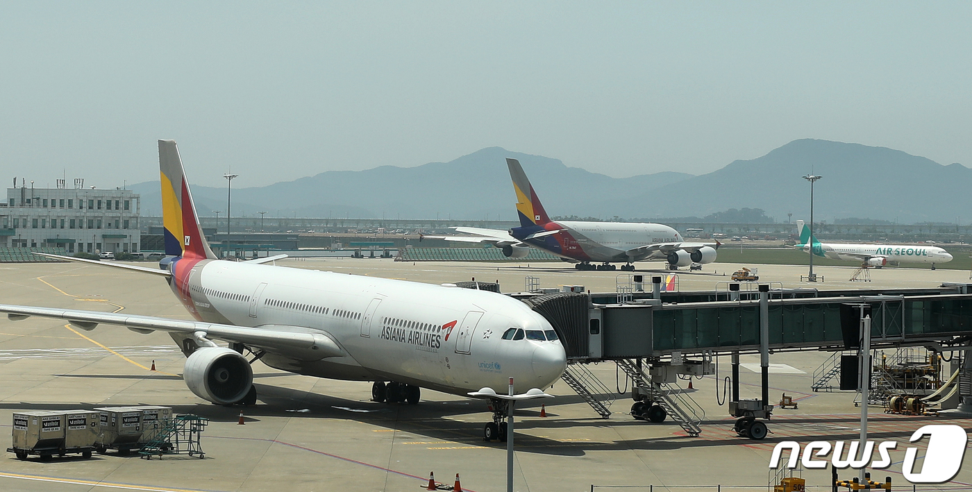 HDC현대산업개발이 아시아나항공 인수의지는 있지만 조건을 원점에서 재검토 해달라고 9일 산업은행 등 채권단과 매각 주체인 금호산업 등에 공식적으로 요청했다. 그동안 아시아나항공 인수 여부와 관련해 채권단의 요구에 HDC현대산업개발은 묵묵부답으로 일관하다 인수 의지에 변함이 없음을 밝혔으나, 신종 코로나바이러스(코로나19)로 인한 항공업의 불확실성으로 조건 재검토를 요청했다. 한편 이날 나이스신용평가는 아시아나항공의 장단기신용등급을 불확실검토 등급감시 대상에 올렸다. 9일 인천국제공항 계류장에 아시아나항공 여객기가 멈춰서 있다. 2020.6.9/뉴스1 © News1 이승배 기자