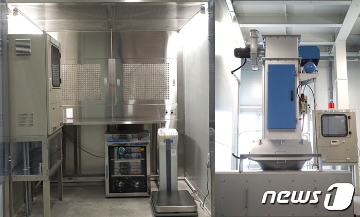 동물용의약품 기업 '한동' 산제동에 있는 원료 칭량실(왼쪽)과 원료 투입실. 사진 한동 제공 © 뉴스1