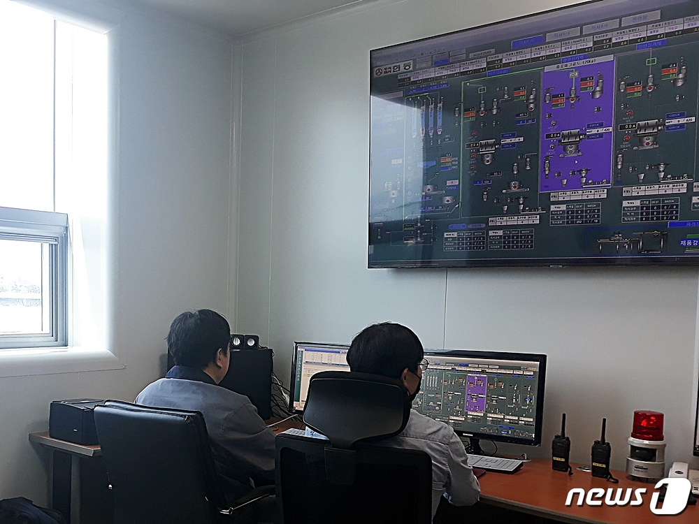 동물용의약품 한동 예산공장 내 자동제어시스템실. © 뉴스1 최서윤 기자