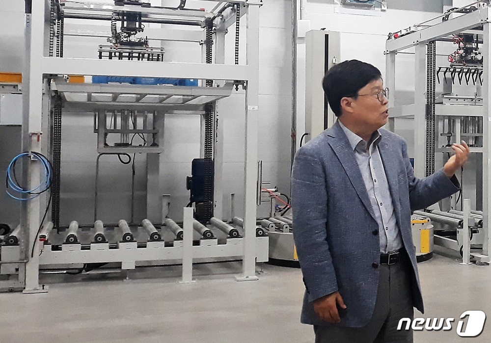 이원규 한동 대표가 16일 예산공장 산제동 랩핑 기기 앞에서 설명하고 있다. © 뉴스1 최서윤 기자