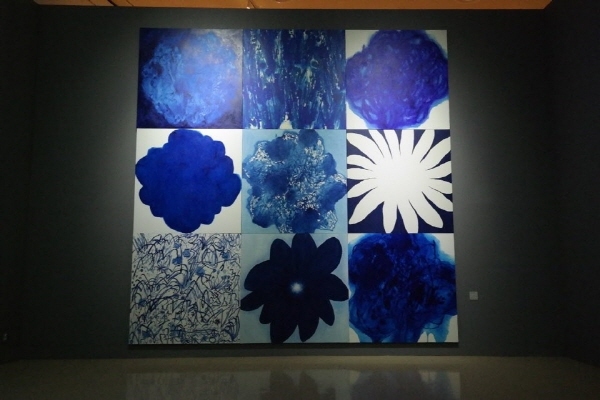 김선형, GARDEN BLUE, 2016, 366x366cm, Mixed media on cotton, 에비뉴엘 1층 설치 작품 © 뉴스1