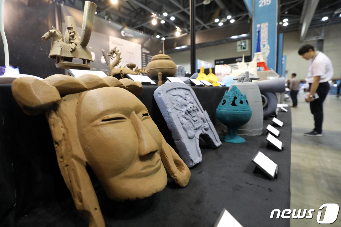 '인사이드 3D 프린팅 2019'에서 관람객이 3D 프린터로 만든 제품을 살펴보고 있다. 2019.6.26/뉴스1 © News1 황기선 기자