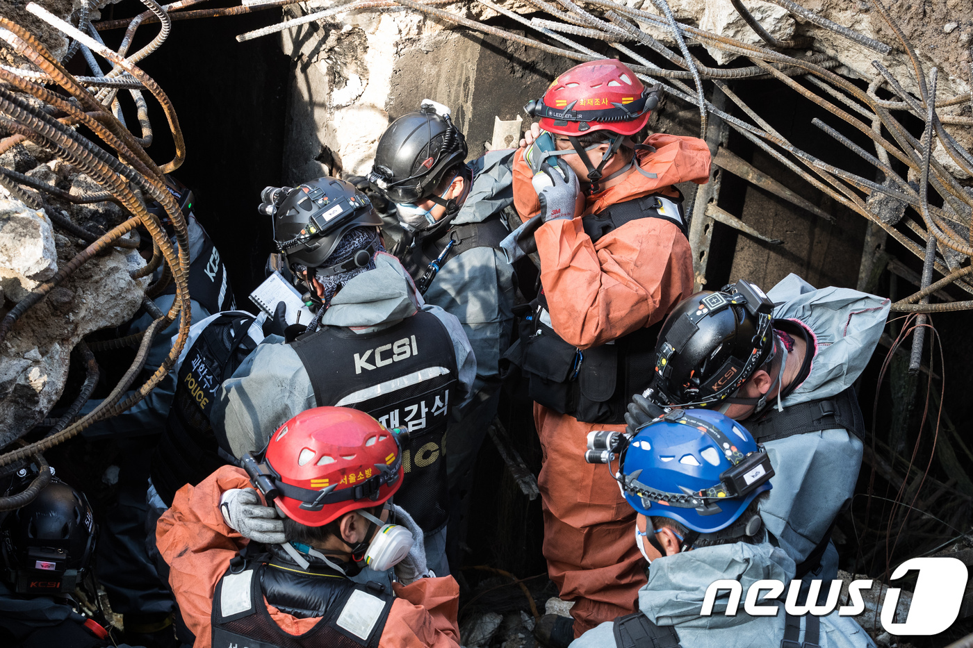 경찰과 소방대원들이 25일 오전 서울 서대문구 충정로 KT아현국사 앞 공동구 화재현장에서 전날 발생한 화재 원인을 조사하기 현장 감식을 하고 있다. 2018.11.25/뉴스1 © News1 유승관 기자