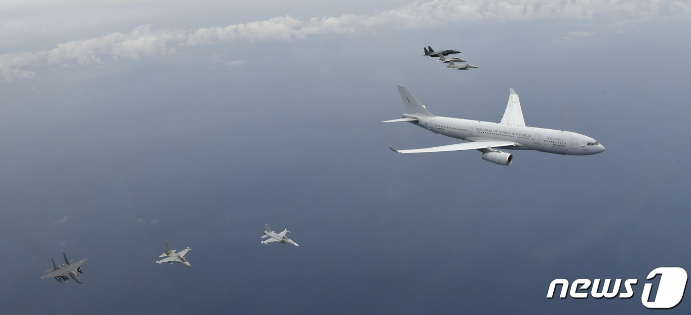 미국 하와이 진주만-히캄 합동기지(JBPHH)에서 출발해 6·25전쟁 국군 전사자 유해를 모신 KC-330 공중급유기 시그너스가 24일 오후 한국방공식별구역(KADIZ)에 진입해 공군 전투기 6대의 엄호 비행을 받고 있다. (국방부 제공) 2020.6.24/뉴스1