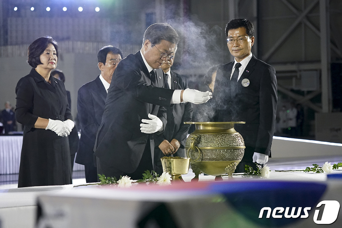 문재인 대통령이 25일 경기 성남 서울공항에서 열린 6.25전쟁 70주년 행사에 참석해 분향하고 있다.(청와대 제공)2020.6.26/뉴스1