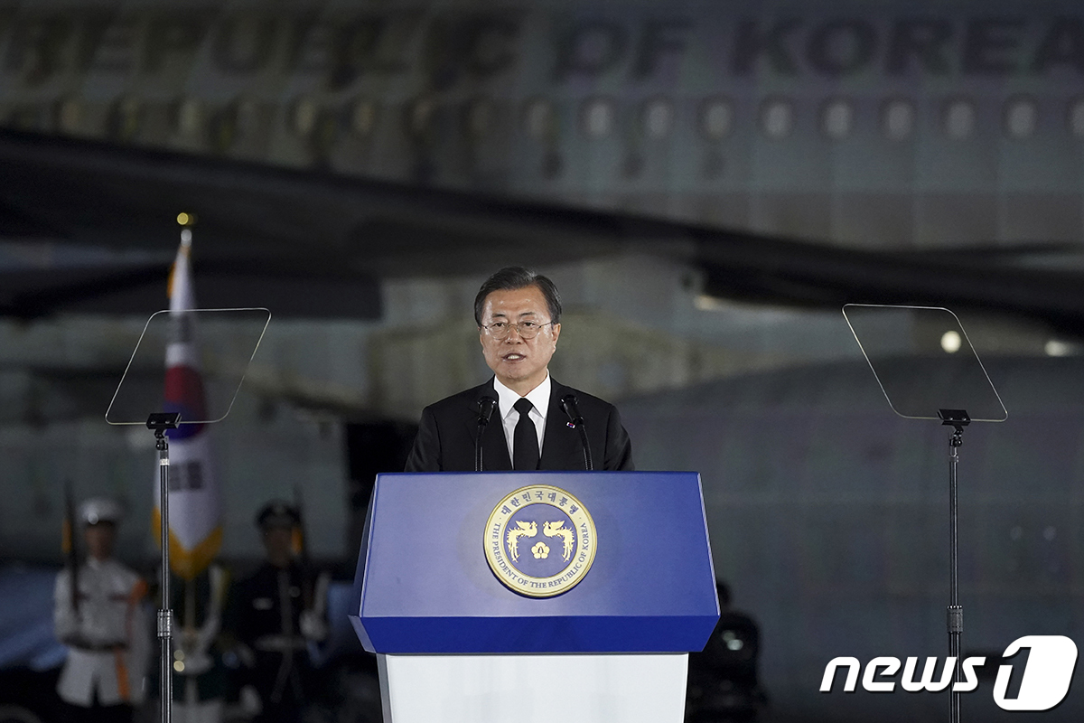문재인 대통령이 25일 경기 성남 서울공항에서 열린 6.25전쟁 70주년 행사에 참석해 기념사를 하고 있다.(청와대 제공)2020.6.26/뉴스1