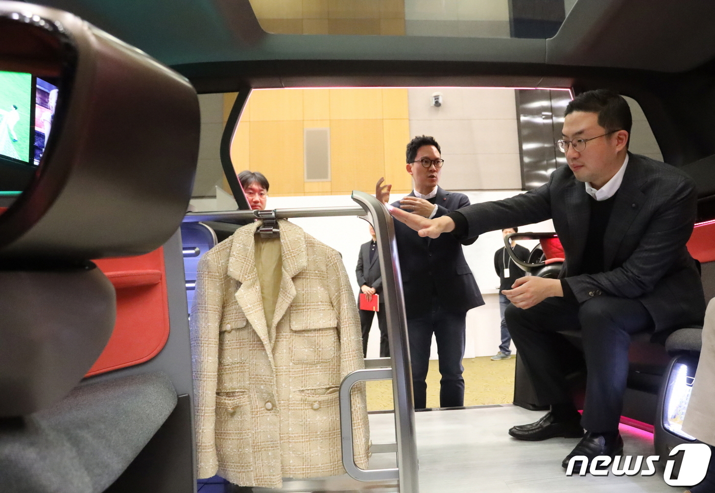 구광모 LG 대표가 17일 오후 서울 서초구 LG전자 디자인경영센터를 방문해 미래형 커넥티드카 내부에 설치된 의류관리기의 고객편의성 디자인을 살펴보고 있다.(LG제공)2020.02.18/뉴스1© 뉴스1