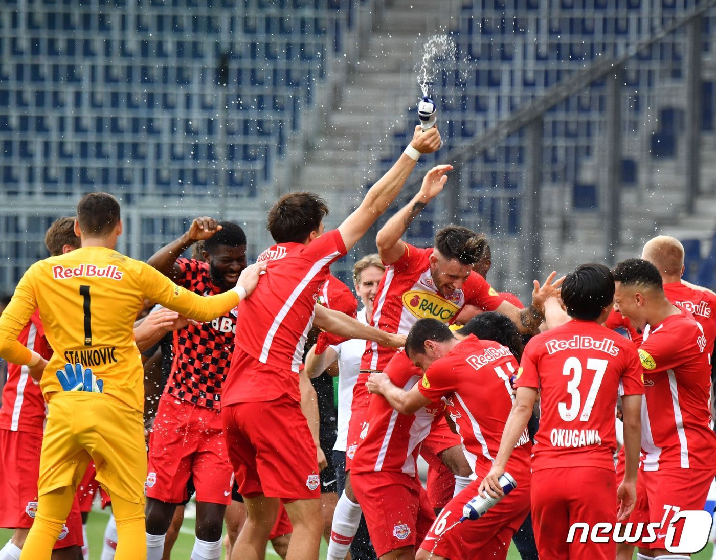 잘츠부르크 선수들이 29일(한국시간) 2019-20 오스트리아 분데스리가 우승을 축하하고 있다. © AFP=뉴스1