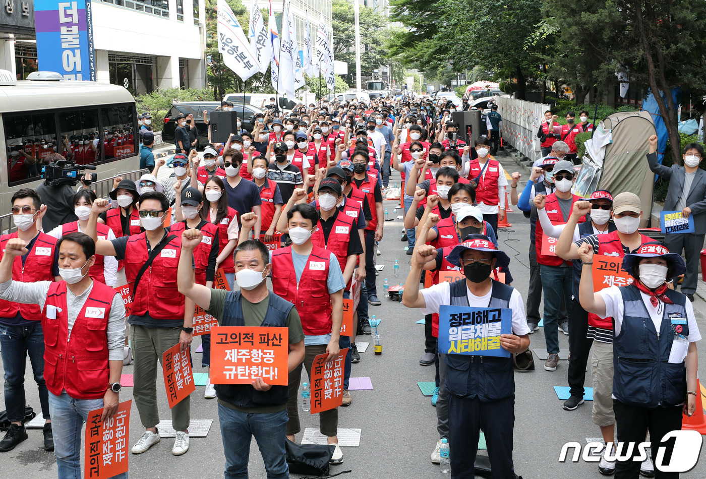 4일 오후 서울 여의도 더불어민주당사 앞에서 열린 공항항공노동자 고용안정 쟁취 공공운수노조 결의대회에서 참가자들이 구호를 외치고 있다.. 2020.7.4/뉴스1 © News1 박정호 기자