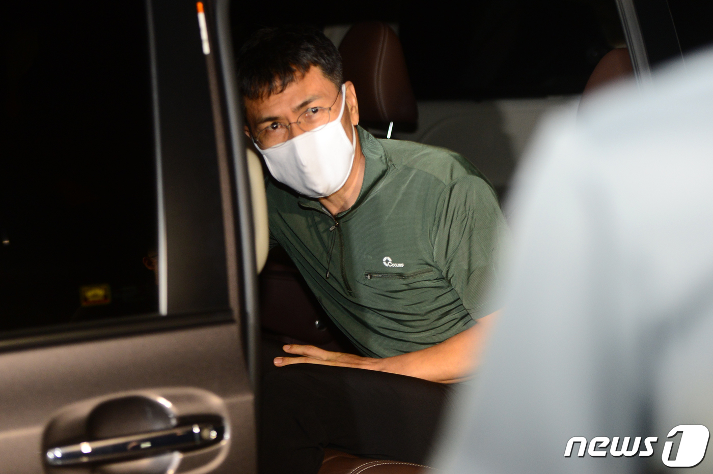 모친상을 당한 안희정 전 충남도지사가 5일 오후 광주 북구 광주교도소에서 준비된 차에 오르고 있다.2020.7.5/뉴스1 © News1 한산 기자