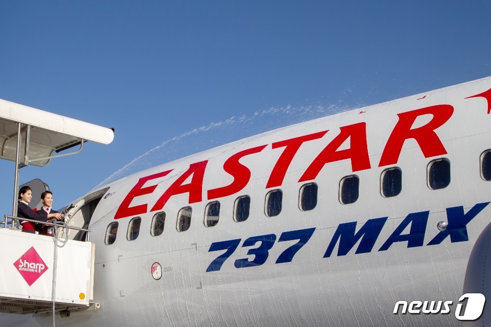지난 2018년 12월26일 오전 서울 강서구 김포공항에서 열린 '이스타항공 B737 MAX8 기종 도입식'에서 승무원들이 축포를 쏘고 있다. (이스타항공 제공) 2018.12.26/뉴스1