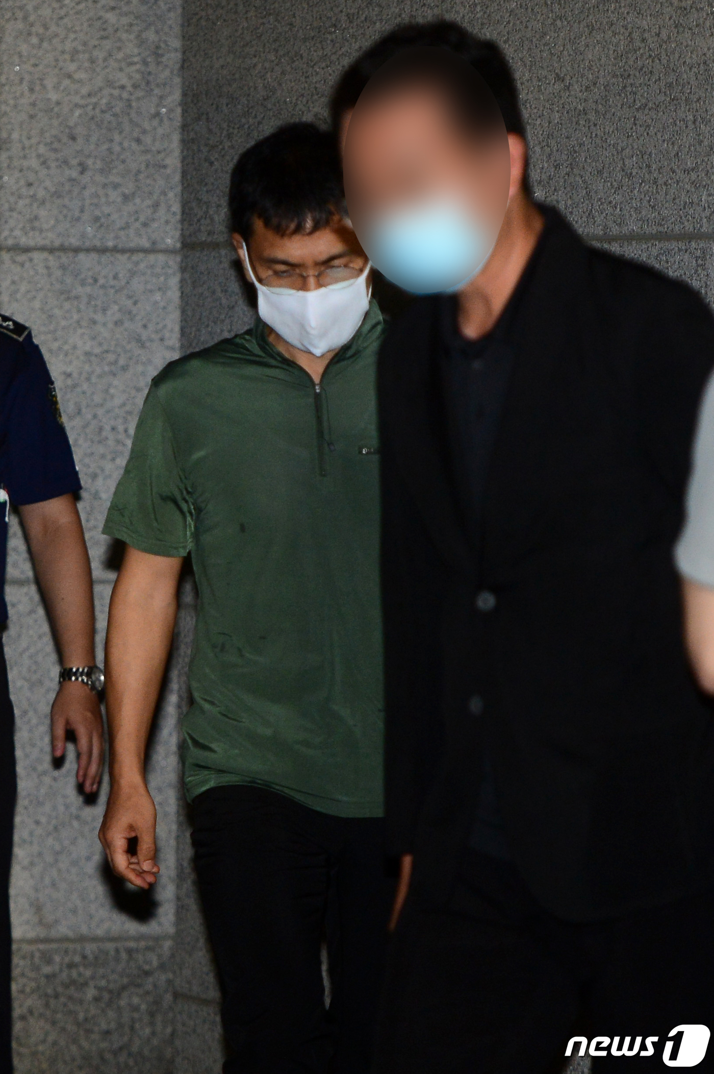 모친상을 당한 안희정 전 충남도지사가 5일 오후 광주 북구 광주교도소를 빠져나오고 있다. 광주지검은 이날 안 전 지사 측이 낸 형집행정지 신청을 받아들였다. 2020.7.5/뉴스1 © News1 한산 기자