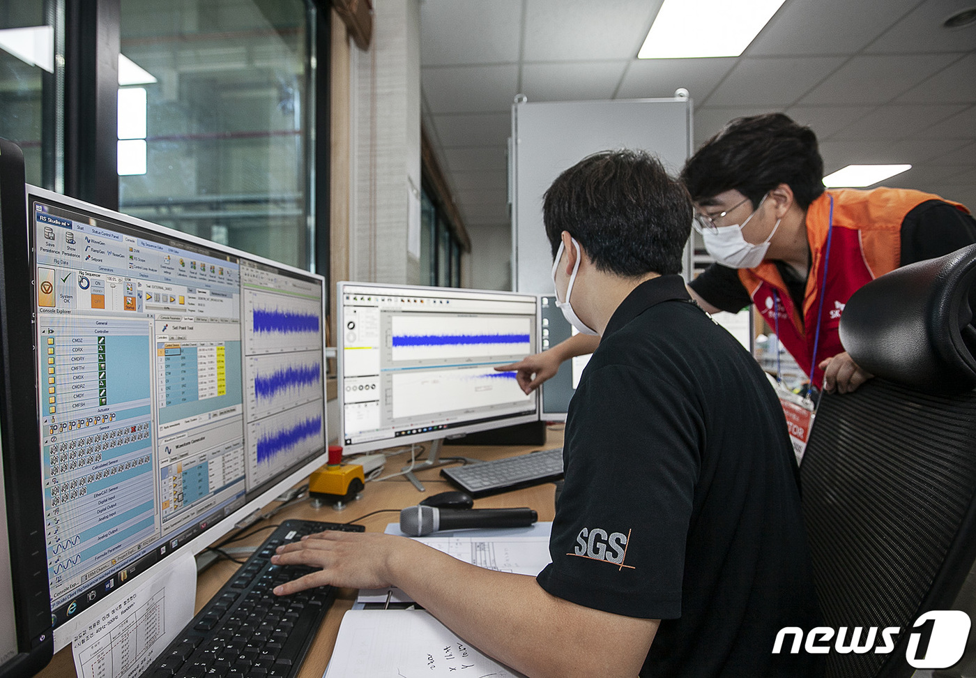 SK텔레콤 엔지니어가 기지국에 설치한 지진감지센서로부터 전달되는 진동 데이터를 모니터링하고 있다. (SK텔레콤 제공) 2020.7.9/뉴스1