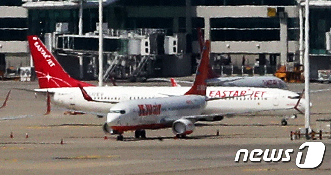 제주항공이 최근 이스타항공 노조측이 제시한 경영간섭 의혹들에 대해 "왜곡된 사실"이라고 반박하며, "선행조건을 해소하지 않으면 계약을 해지할 수 있다"고 재차 밝힌 가운데, 제주항공이 셧다운 지시 등에 대한 공식 입장을 밝힐 것으로 예상된다. 사진은 7일 오후 인천국제공항 계류장에 서 있는 제주항공과 이스타항공 여객기의 모습.2020.7.7/뉴스1 © News1 정진욱 기자