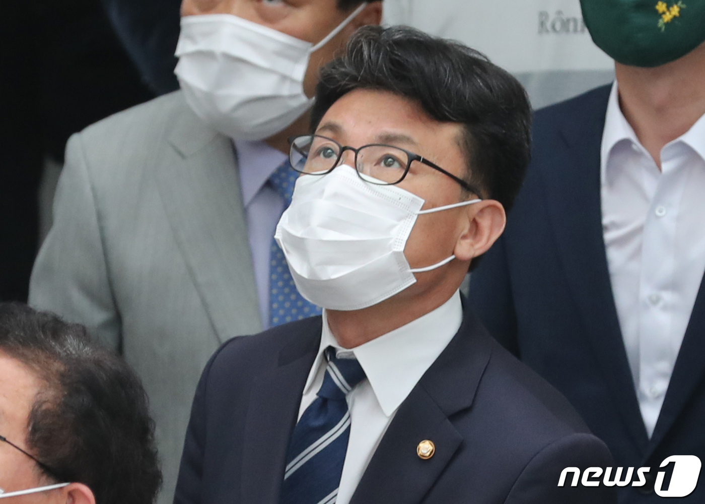 진성준 더불어민주당 의원이 17일 서울 강서구 공항고등학교에서 열린 '그린 스마트 미래학교 사업계획' 시찰에 참석하고 있다. 2020.7.17/뉴스1 © News1 송원영 기자