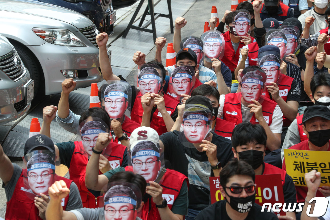 5일 오후 서울 여의도 더불어민주당사 앞에서 열린 이스타항공노동자 결의대회에서 참석자들이 창업주이자 21대 국회의원에 당선된 이상직 민주당 의원의 사진을 들고 항공운항재개와 체불임금 지급을 촉구하고 있다. 2020.6.5/뉴스1 © News1 성동훈 기자