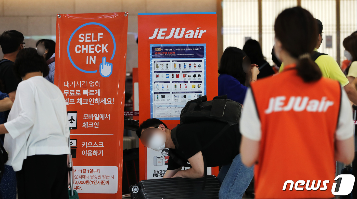 제주항공의 선행조건 이행 요구를 이스타항공이 충족하지 못하면서 제주항공과 이스타항공의 인수합병(M&A)이 파기 수순을 밟을 전망이다. 사진은 16일 김포공항 국내선 출국장의 모습.2020.7.16/뉴스1 © News1 정진욱 기자