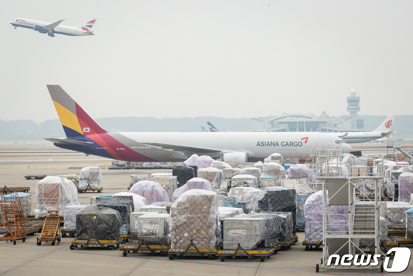 인천국제공항 아시아나항공 화물터미널에 수출 화물들이 선적을 기다리고 있다.2019.2.2/뉴스1 © News1 유승관 기자